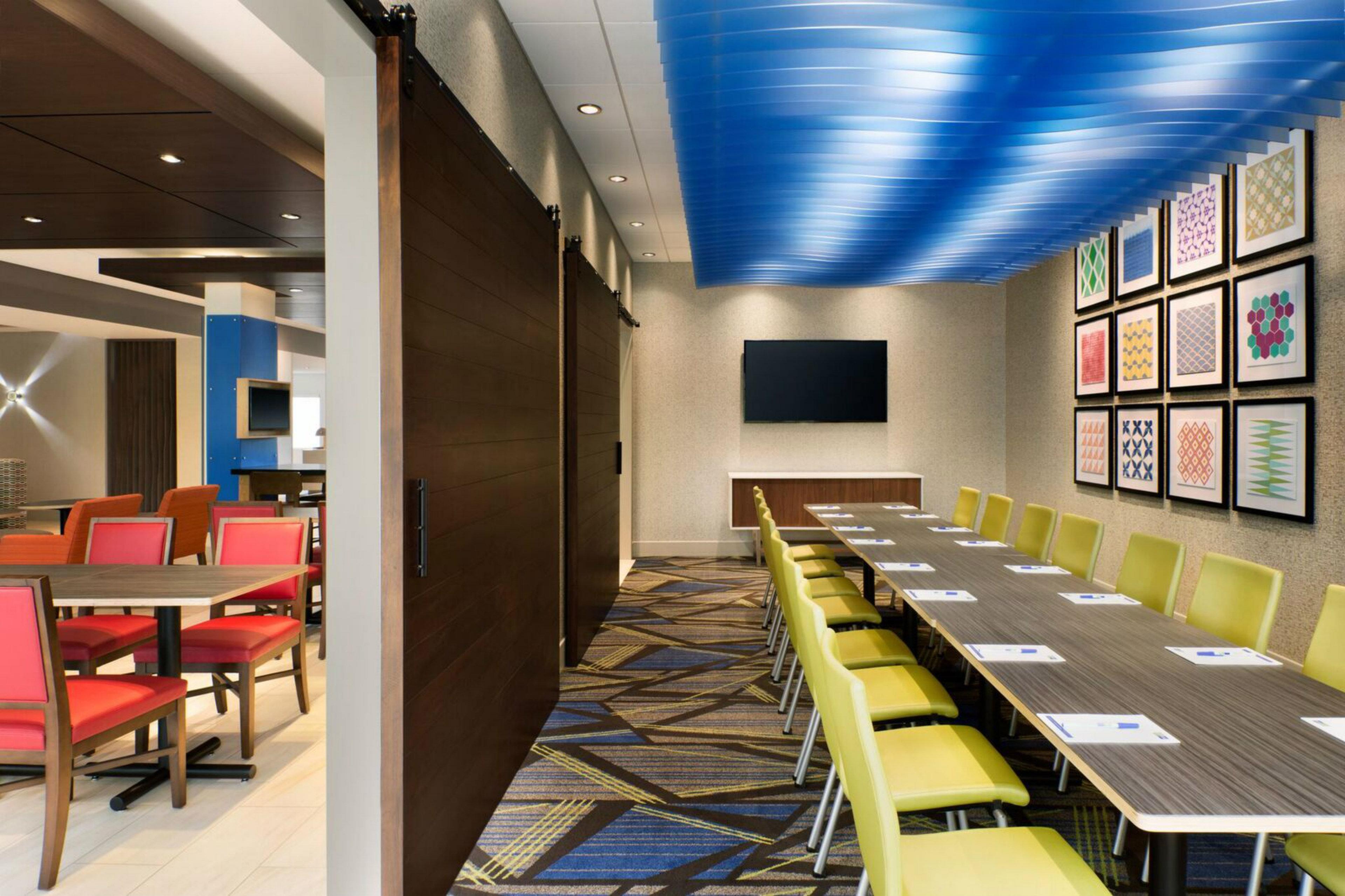 Holiday Inn Express & Suites - Detroit North - Roseville By Ihg Exterior foto