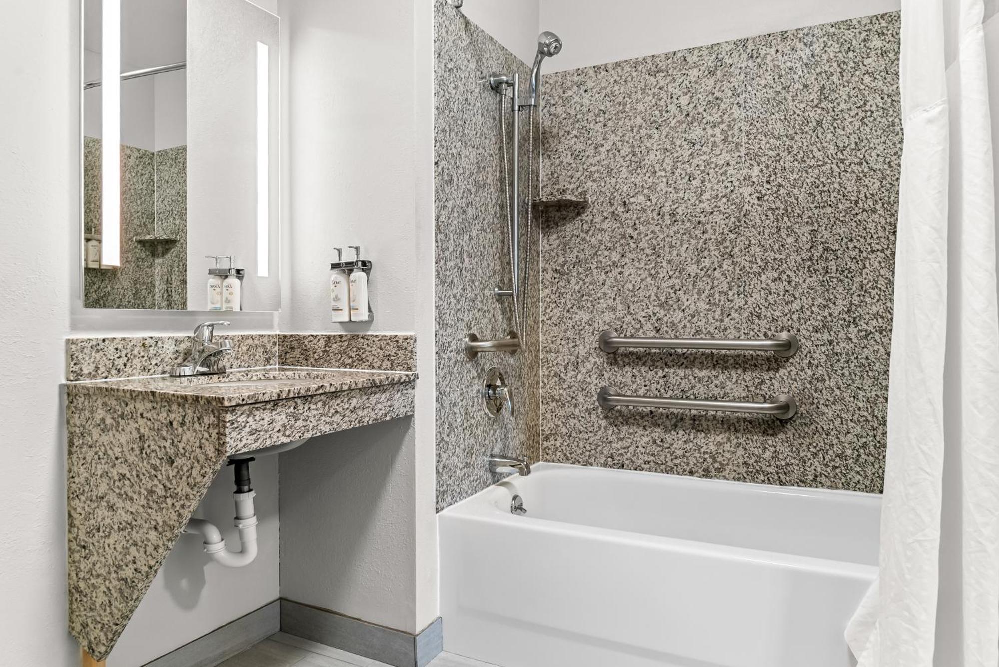Holiday Inn Express & Suites - Detroit North - Roseville By Ihg Exterior foto